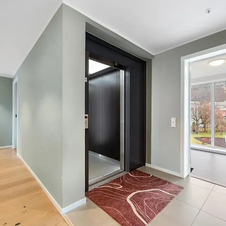 Modern 4br - 2 Baths Balconies & Parking *