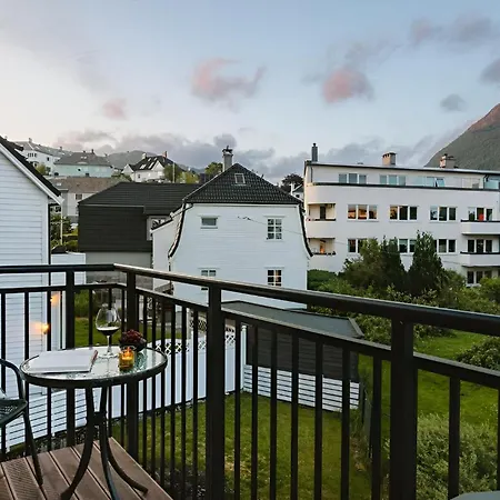 Modern 4br - 2 Baths Balconies & Parking Bergen